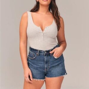 Abercrombie & Fitch The Mom Short High Rise 2.5” Cut Off Denim Women’s 32/14